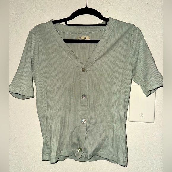 Madewell Tops - Madewell women’s light sage ribbed v neck button front top S contemporary
